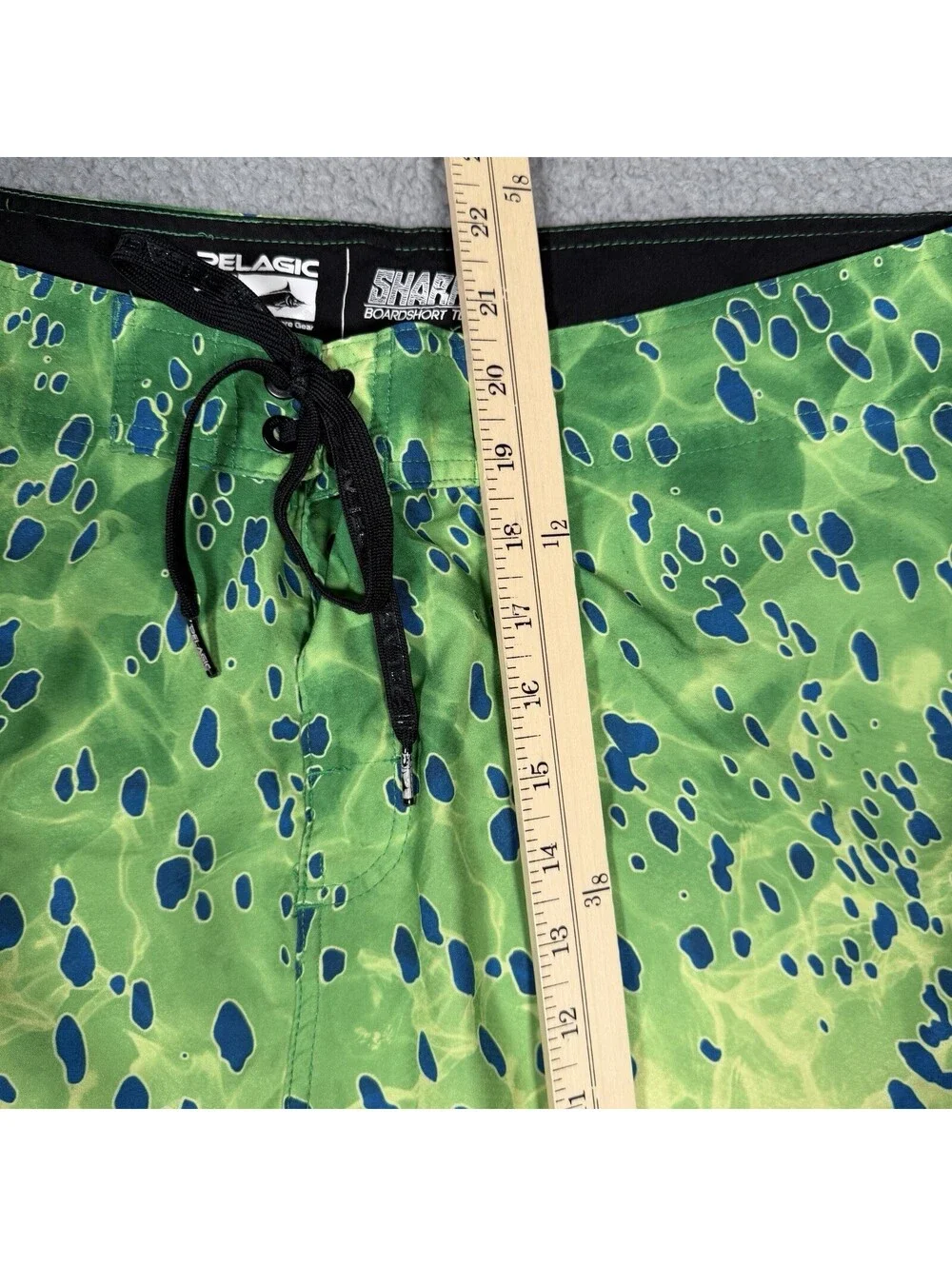 Pelagic Dorado Board Shorts Mens Size 40 Sharkskin Green Yellow